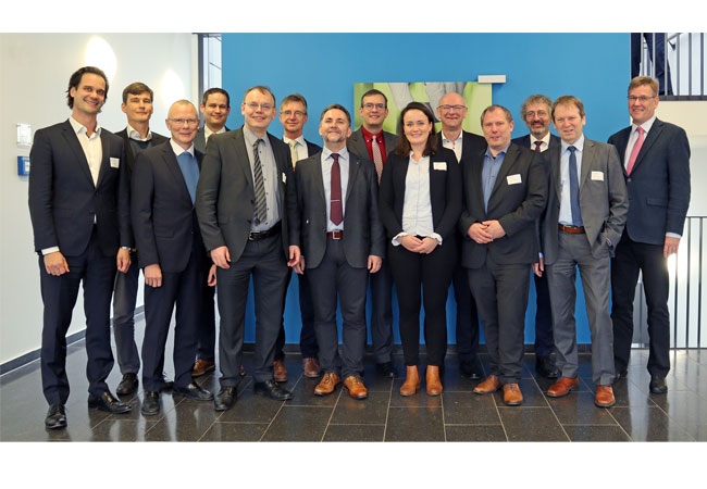 PB: Dr. Christoph Baum (Fraunhofer IPT), Prof. Achim Kampker (PEM der RWTH Aachen), Prof. Harald Bolt (Forschungszentrum Jülich), Dr. Joachim Kloock (BMBF), Dr. Helmut Schmidt (Zentrale der Fraunhofer-Gesellschaft), Prof. Jens Tübke (Fraunhofer ICT), Dr. Peter Schroth (BMBF), Saskia Wessel (PEM der RWTH Aachen), Prof. Martin Winter (MEET an der WWU Münster), Dr. Falko Schappacher (MEET an der WWU Münster), Thorsten Menne (MKW des Landes Nordrhein-Westfalen), Prof. Hans-Martin Henning (Fraunhofer ISE) und Prof. Wessels (WWU Münster) während des Projekt-Kick-offs (v.l.n.r.). / © Fraunhofer IPT