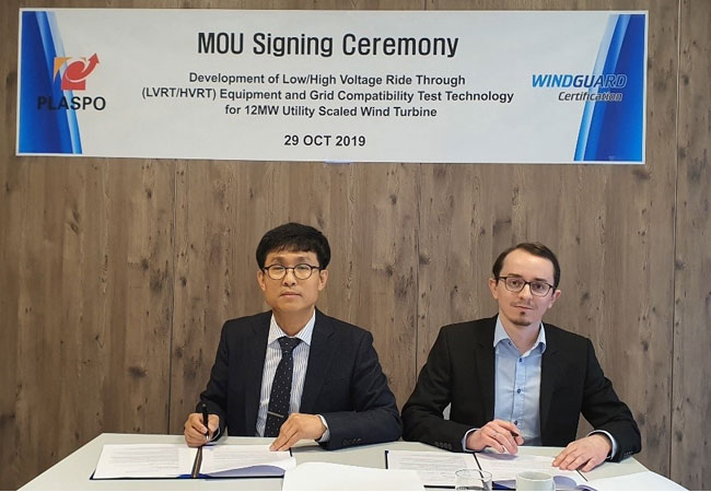 PB: Oh Jung. Kwon, CEO von Plaspo Co. Ltd und Damian Slowinski, Leiter des Prüflabors bei WindGuard Certification GmbH, bei der Unterzeichnung des MoU © WindGuard Certification GmbH
