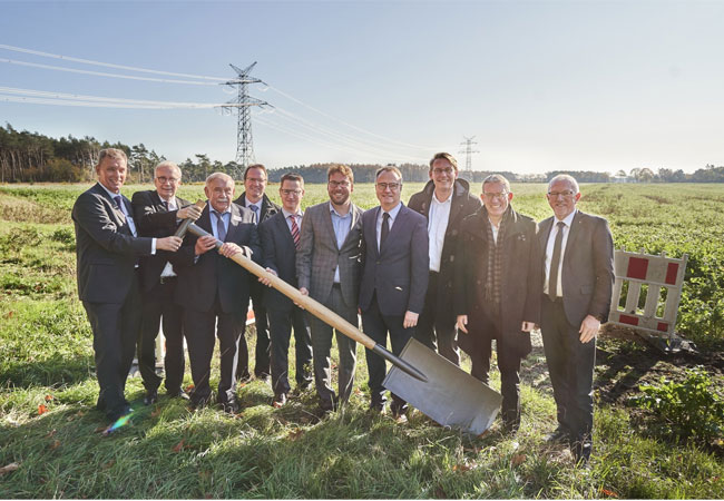 PB: Beim Spatenstich (v. l.): Dr. Matthias Krumbeck und Klaus Engelbertz, beide innogy, Wilhelm Pieper, agrowea, Stefan Lütkemeyer und Dr. Jens Winkler, beide ENERCON, Christoph Pieper, agrowea, Markus Honnigfort, Bürgermeister der Stadt Haren, Marc-André Burgdorf, designierter Landrat des Landkreises Emsland, MdL Martin Bäumer und Wilhelm Wilberts, agrowea.