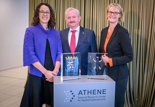 PB: Die hessische Wissenschaftsministerin Angela Dorn, der Präsident der Fraunhofer-Gesellschaft Prof. Reimund Neugebauer und Bundesforschungsministerin Anja Karliczek bei der Eröffnung des nationalen Forschungszentrums für angewandte Cybersicherheit ATHENE (v.l.n.r.). / © Hans-Joachim Rickel, BMBF