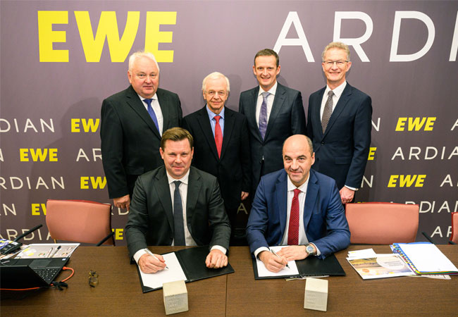 PB: EWE setzt mit Investor ARDIAN weiter auf Wachstum / (sitzend von links) Michael Reuther, Director ARDIAN und Stefan Dohler, Vorstandsvorsitzender der EWE AG. (stehend von links) Heiner Schönecke, Geschäftsführer des EWE-Verbandes, Bernhard Bramlage, Vorsitzender des Aufsichtsrates der EWE AG, Dr. Andreas Radmacher, Operating Partner ARDIAN, Wolfgang Mücher, Vorstand Finanzen EWE AG.