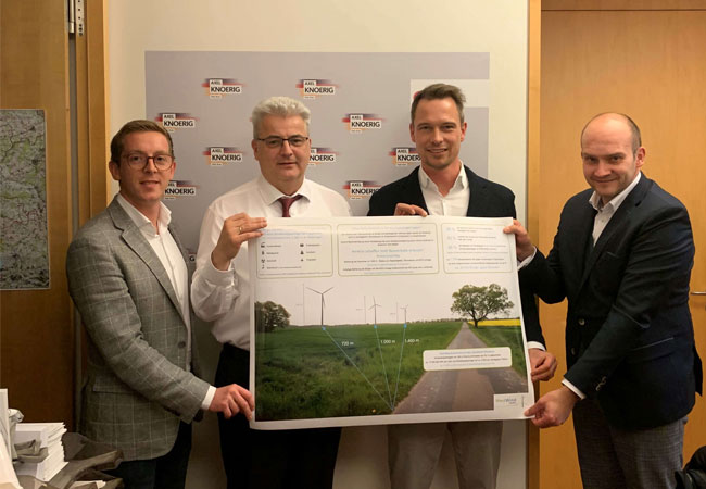PB: BU: Axel Knoerig, Christian Meindertsma, Lars Langeleh und Gerrit Bokelmann – Übergabe Plakat / © WestWind Projektierungs GmbH & Co. KG