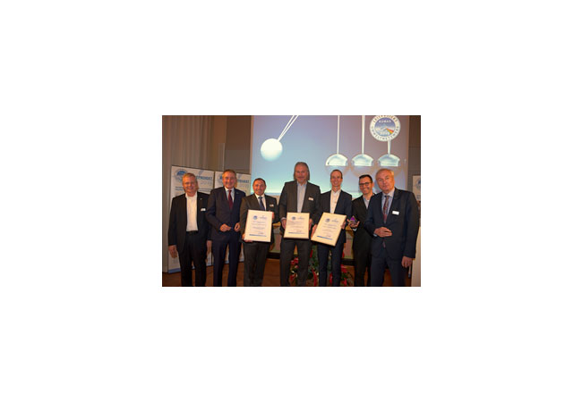 Bildunterschrift: Vorbildlicher Umweltschutz: Die Vertreter der drei diesjährigen Auszeichnungsträger „KUMAS Leitprojekt 2019“, darunter H-TEC SYSTEMS-Geschäftsführer Heinrich Gärtner (Bildmitte), präsentieren ihre Urkunden. Mit im Bild sind (v. l.) der Juryvorsitzende Prof. Dr.-Ing. Wolfgang Rommel, KUMAS-Geschäftsführer Thomas Nieborowsky und der Vorstandsvorsitzende Dr. Joachim Knüpfer (r. im Bild). / Foto/Bildrechte: KUMAS / Schöllhorn
