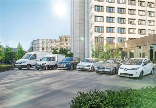 PB: Bildunterschrift: Die BMS GmbH konzentriert sich auf Angebote für CO2-optimierte Mobilität und bietet nachhaltige und praktikable Lösungen für Flotten. – E-Autos vor der BayWa Konzernzentrale.