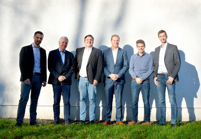 PB: Das „EnerRegio“-Projektteam setzt voll auf die erneuerbaren Energien (v.l.): Simon Funcke (Projektbetreuer beim Projektträger ETN), Dieter Ruhe (b&r energie), Dr. Elmar Brügging (FH Münster), Peter Engler (b&r energie), Christian Heinrich (FH Münster) und Nils Brücken (gwi). (Foto: FH Münster/EGU)