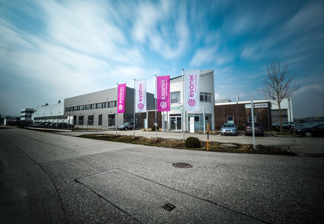 PB: Bildunterschrift: Evonik setzt an seinem österreichischen Standort in Schörfling am Attersee auf Biomethan und spart CO2.