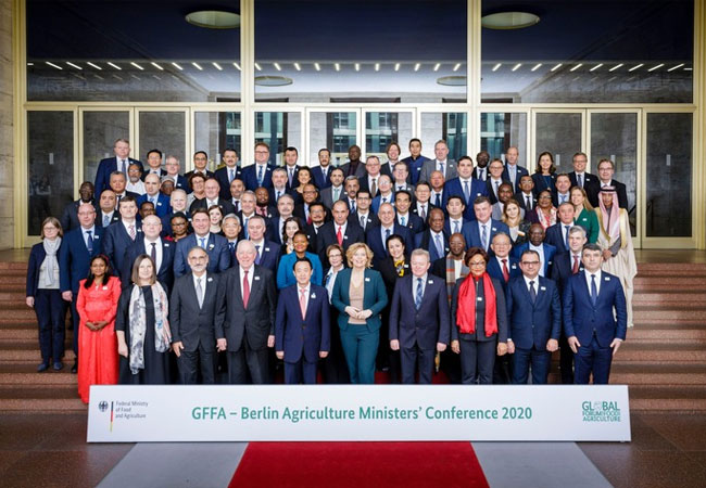 Quellenangabe: "obs/Messe Berlin GmbH/THOMAS TRUTSCHEL - BMEL" PB: IGW 2020. Auswärtiges Amt, Agrarministerkonferenz im Rahmen der Global Forum for Food and Agriculture Julia Klöckner, Bundesministerin für Ernährung und Landwirtschaft (m.); Janusz Wojciechowski, EU-Kommissar für Landwirtschaft und ländliche Entwicklung (m.r.) © BMEL THOMAS TRUTSCHEL / Bildrechte: Messe Berlin GmbH / Fotograf: THOMAS TRUTSCHEL - BMEL
