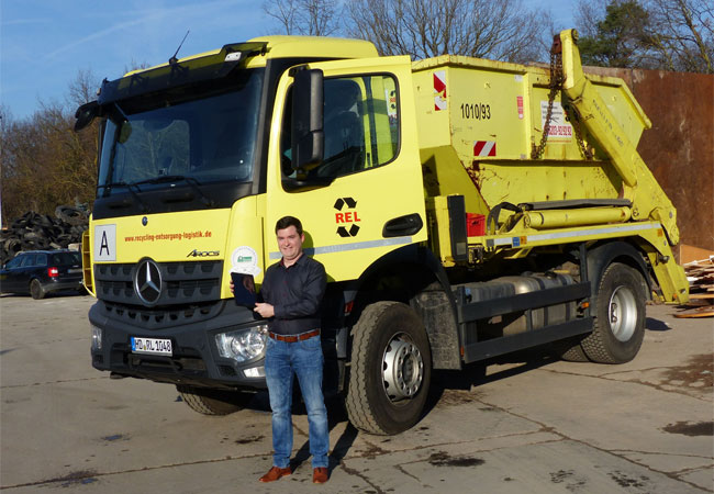 Presse-Bildunterschrift: Johannes Kattermann, Controller und Projektentwickler beim Recycling-Logistiker REL, startet aktiven Klimaschutz mit CO2 neutraler Stromversorgung der vier Firmenstandorte mit Ökostrom aus der Region ©REL