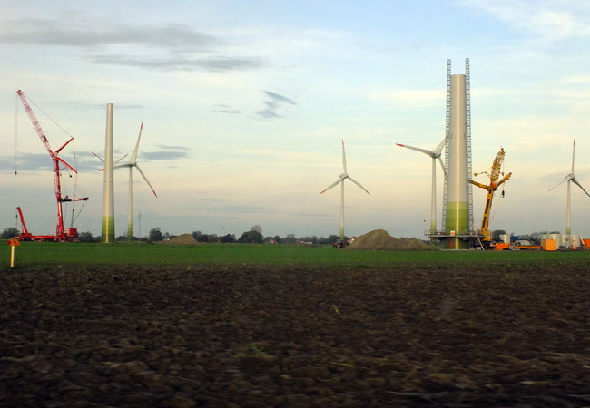 Windkraftanlagen Aufbau / Foto: HB