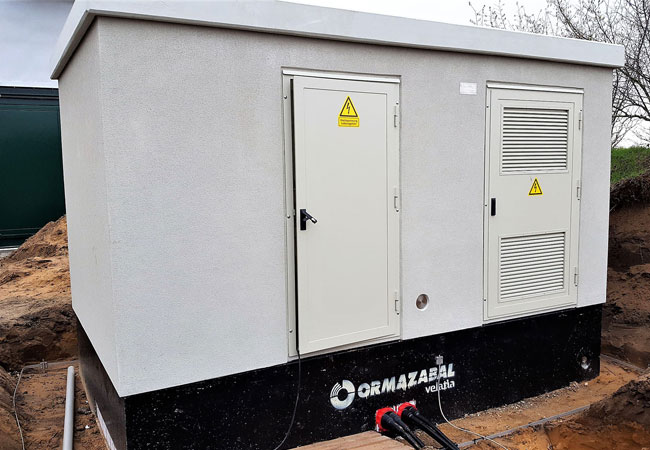 PB: Für die Erweiterung der Biogasanlage in Rietze lieferte Ormazabal eine begehbare Trafostation. Auch die darin installierte Schaltanlage und der Transformator stammen aus dem Portfolio des Experten für Energieverteilung. Foto: Ormazabal GmbHA