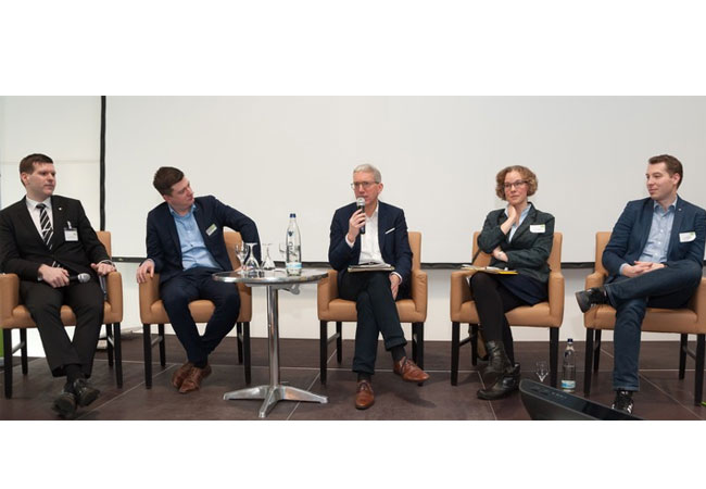 PB: Bekennen sich eindeutig zu Biogas: Dr. Julia Verlinden, MdB Bündnis 90/ Die Grünen und Martin Bäumer, MDL CDU (Mitte). Links: Dr. Peter Kornatz (DBFZ), daneben Kurt Kretschmer (e2m), rechts: Dr. Stefan Rauh, Geschäftsführer Fachverband Biogas e.V. / Quellenangabe: "obs/Energy2market GmbH/CARMEN RUDOLPH" Bildrechte:Energy2market GmbHFotograf:CARMEN RUDOLPH