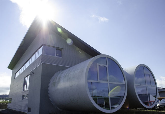 Pressefoto: BU: Deutsche Windtechnik und GFW gehen jetzt gemeinsame Wege. Der architektonisch markante Hauptsitz der GFW in Rennrod bleibt erhalten. / © GFW GmbH & Co KG