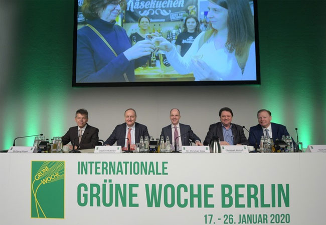 PB: Eröffnungs-Pressekonferenz Grüne Woche 2020: v.l.n.r: Wolfgang Rogall, Pressesprecher Grüne Woche, Messe Berlin GmbH, Joachim Rukwied, Präsident des Deutschen Bauernverbandes (DBV), Dr. Christian Göke, Vorsitzender der Geschäftsführung der Messe Berlin, Christoph Minhoff, Hauptgeschäftsführer der Bundesvereinigung der Deutschen Ernährungsindustrie (BVE), Karel Heijs, Geschäftsbereichsleiter Life Sciences der Messe Berlin GmbH / Veröffentlichung bitte unter Quellenangabe: "obs//Messe Berlin - Volkmar Otto" Bildrechte:Messe Berlin GmbHFotograf:Messe Berlin - Volkmar Otto
