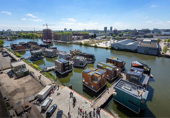 PB: © Isabel Nabuurs Die Wassersiedlung im Norden von Amsterdam ist seit September 2019 komplett.