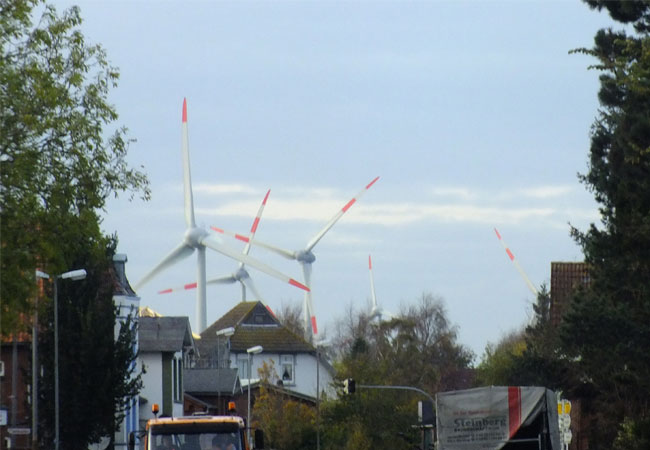 Die Akzeptanz, Windräder in der eigenen Umgebung zu dulden, wird durch die höheren Strompreise und Netzentgelte in der Nähe von Windparks torpediert. / Foto: HB