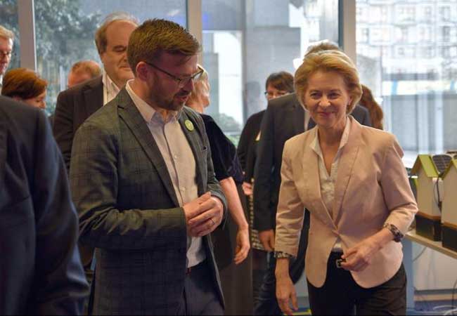 PB: Ursula von der Leyen, Präsidentin der Europäischen Kommission, im Gespräch mit Hans De Canck, Leiter des AI Experience Center und des CLAIRE-Büros in Brüssel. / CLAIRE