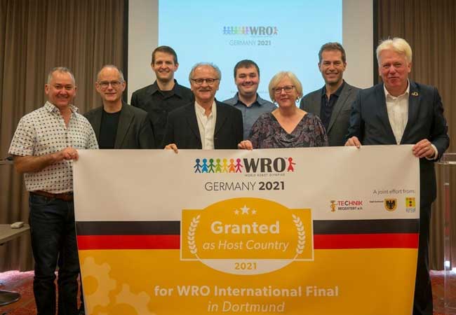 PB: Im Bild (von links nach rechts): Brent Hutcheson, Chairman Advisory Council World Robot Olympiad Association, Peter Kusterer, Manager CSR IBM Deutschland, Markus Fleige, Vorsitzender TECHNIK BEGEISTERT e.V., Lars Vahl, Chairman Board of Directors World Robot Olympiad Association, Lukas Plümper, stellv. Vorsitzender TECHNIK BEGEISTERT e.V., Cornelia Ferber, Leiterin Initiative Dortmunder Talent, Claus Ditlev Christensen, Secretary General World Robot Olympiad Association und Ullrich Sierau, Oberbürgermeister der Stadt Dortmund. Foto: Simon Hagen / TECHNIK BEGEISTERT e.V.