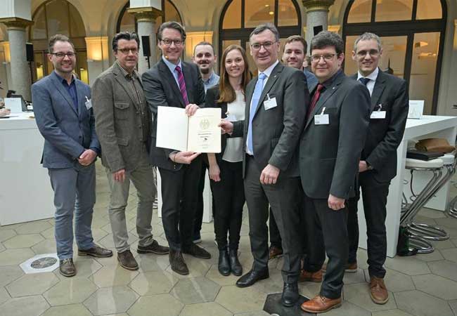 PB: Bundesverkehrsminister Andreas Scheuer übergibt den Förderbescheid zur Stiftungsprofessur "Radverkehr" an die Hochschule Karlsruhe / Foto: Peter Adamik/BMVI