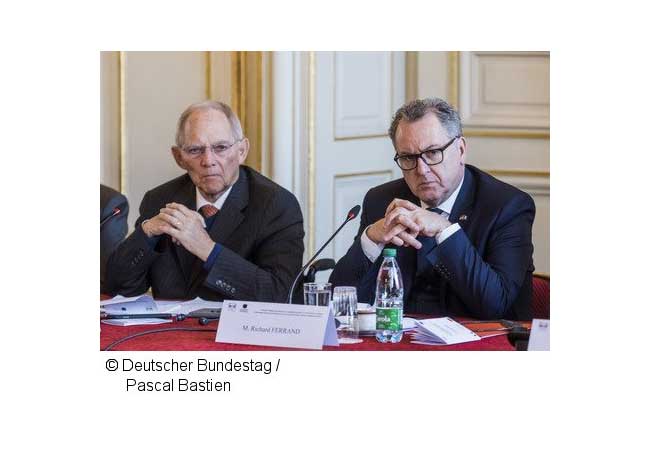 PB: Die Deutsch-Französische Parlamentarische Versammlung (DFPV) tagt am 5. und 6. Februar in Straßburg. Im Mittelpunkt steht diesmal eine Befragung der Verteidigungsministerinnen der beiden Länder. Außerdem sollen Beschlüsse zum grenzüberschreitenden Verkehr, zur Harmonisierung des Wirtschaftsrechts und zur europäischen Klimapolitik getroffen werden. Beginn der gemeinsamen Sitzung der Präsidien des Deutschen Bundestages und der Assemblée nationale in der Präfektur, Departement Bas-Rhin, zum Thema "Wie gestaltet sich die deutsch-französische Zusammenarbeit nach der Erneuerung der europäischen Institutionen und welche Rolle spielen dabei die nationalen Parlamente?". Hier: Bundestagspräsident Dr. Wolfgang Schäuble (li) und der Präsident der französischen Nationalversammlung (Assemblée nationale), Richard Ferrand (re), bei der Eröffnung der gemeinsamen Sitzung. Aufnahmedatum: 05.02.2020 Name: Schäuble, Wolfgang; Ferrand, Richard Ereignis: Sitzung; Tagung Gremium: Deutsch-Französische Versammlung Stadt: Straßburg Land: France Fotograf: Pascal Bastien Ordnungsnummer: 4471933