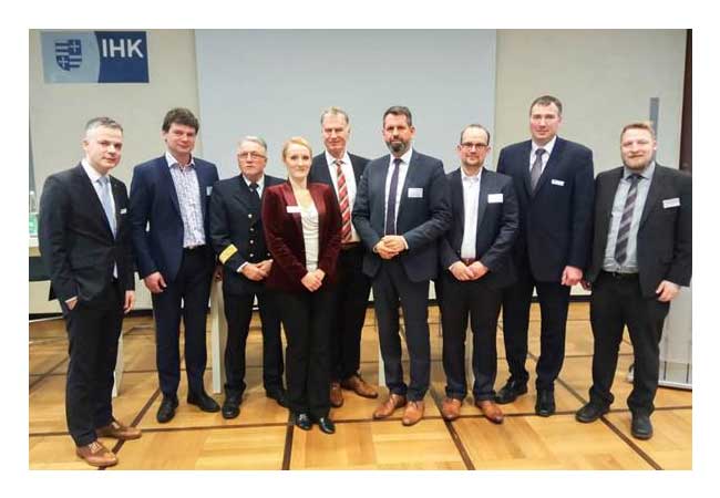 PB: Von links: Felix Jahn, Oldenburgische IHK; Dr. Iven Krämer, DVWG; Hans-Werner Monsees, Havariekommando; Dr. Susanne Neumann, MCN; Gerd-Christian Wagner, Schutzgemeinschaft Deutsche Nordseeküste e. V., Minister Olaf Lies, Kapitän Stephan Müller, KMR-Marine Surveyors; Martin Heine, Oldenburgische IHK, Henning Edlerherr, MCN / © MCN e. V.