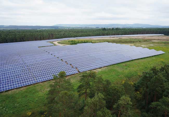 PB: Freiflächen-Photovoltaikanlage Uttenreuth (Foto: NATURSTROM AG)