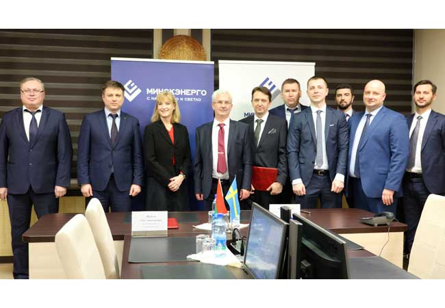 PB: Vasili Vasilevsky (stellvertretender Generaldirektor Minskenergo), Aleh Shchemel (Generaldirektor Minskenergo), Christina Johannesson (Botschafterin von Schweden in Weißrussland), Darko M. Tifnicevic, Ron Jamison, Maxim Tashkinov, Siarhei Shyshko, Aleksandr Georgievic Dinovsky, Torzhkov Vladislav und Maxim Fedulov (Siemens) (v.l.n.r.) bei der Vertragsunterzeichnung.