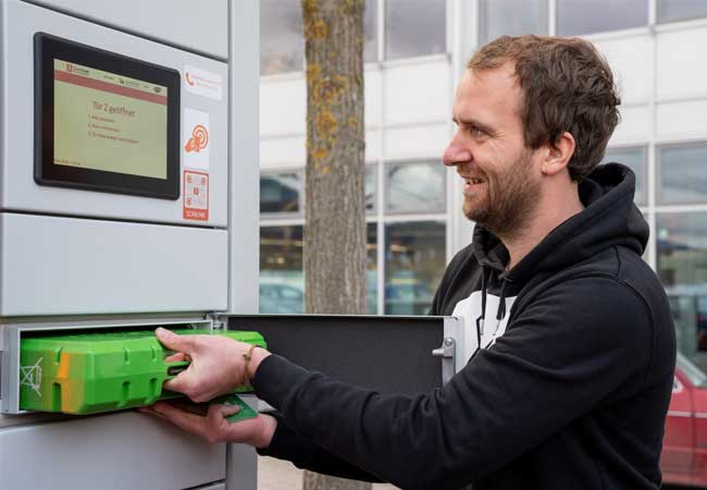 PB: David Hansen (Carla Cargo) beim Wechsel des Akkus des Wechselsystems