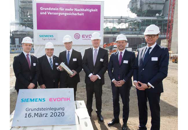 PB: Thomas Wessel (2.v.r.), Personalvorstand und Arbeitsdirektor von Evonik, Dr. Jochen Eickholt (3.v.r.), designierter Vorstand Siemens Energy AG, Dr. Rainer Fretzen (3.v.l.), Vorsitzender der Geschäftsführung der Evonik Technology & Infrastructure GmbH, Heiko Mennerich (rechts), Leiter des Geschäftsgebiets Energy & Utilities von Evonik, Dr. Jörg Harren (links), Standortleiter des Chemieparks Marl von Evonik, und Werner Arndt (2.v.l.), Bürgermeister der Stadt Marl, bei der Grundsteinlegung des neuen Gas- und Dampfkraftwerks von Evonik. (Foto: Evonik).