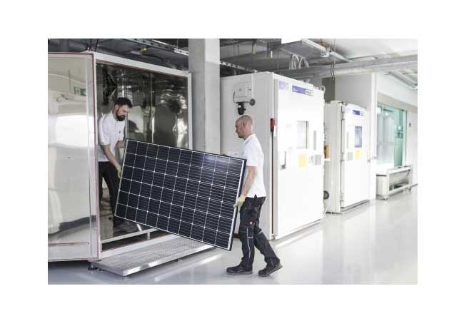PB: Blick ins ZSW-Modultestlabor Solab, in dem Solarmodule dem neuen Extremtest auf PID-Beständigkeit unterworfen werden. / Foto: Alexander Fischer / ZSW