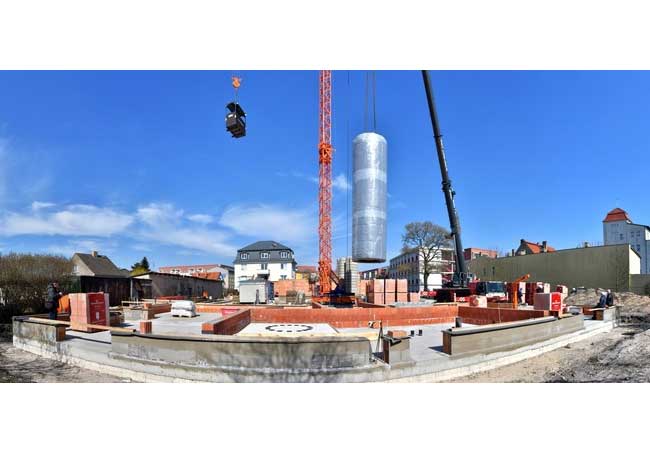 PB: Hier findet der erste von zwei Wärmespeichern seinen Platz. Bei dem Bauvorhaben der WOBA handelt es sich um die ersten energieautarken Mehrfamilienhäuser im Landkreis Oberhavel. Foto: Enrico Kugler / Wohnungsbaugesellschaft mbH Oranienburg (WOBA)