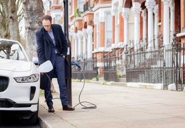 PB: Sutherland Avenue ist die erste vollständig umgerüstete Wohnstraße Großbritanniens, in der Elektrofahrzeuge an Straßenlaternen aufgeladen werden können.