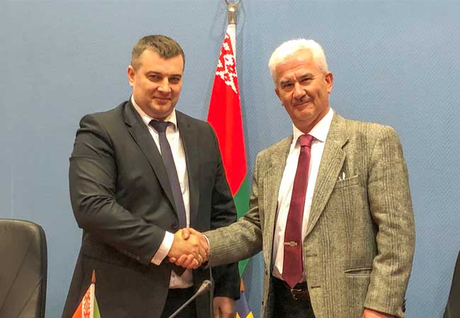 PB: Sergey N. Shebeko, Generaldirektor von Brestenergo (links), und Siemens-Vertriebsleiter Darko M. Tifnicevic unterzeichneten Mitte Februar den Vertrag über die Lieferung von fünf SGT-800-Gasturbinen für ein Spitzenlast- und Reservekraftwerk in Beloozersk im Bezirk Breszkaja Woblasz in Weißrussland.