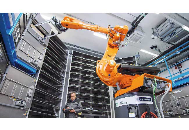 PB: Das ZSW betreibt seit 2014 eine europaweit einzigartige Forschungsplattform für die industrielle Produktion von großen Lithium-Ionen-Zellen im PHEV-1- Format (FPL) - Blick in die vollautomatische Assemblierung und Formierung. Mit ZellkoBatt werden die Anlagen erweitert. Fotos: ZSW