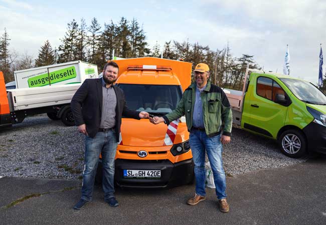 PB: Schlüssel-Übergabe an den Bauhof (Hr. Marwick rechts, GTC-Verkaufsleiter A. Fischer links)