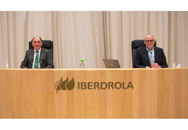 Pressefoto: Ignacio Galán, CEO von Iberdrola, und Julián Martínez-Simancas, Generalsekretär des Aufsichtsrats von Iberdrola, sprechen über Videoschaltung zu den Aktionären auf der Jahreshauptversammlung. Ein großer Dank geht an den Einsatz der Iberdrola-Mitarbeiter während der aktuellen Corona-Krise. (© Iberdrola)