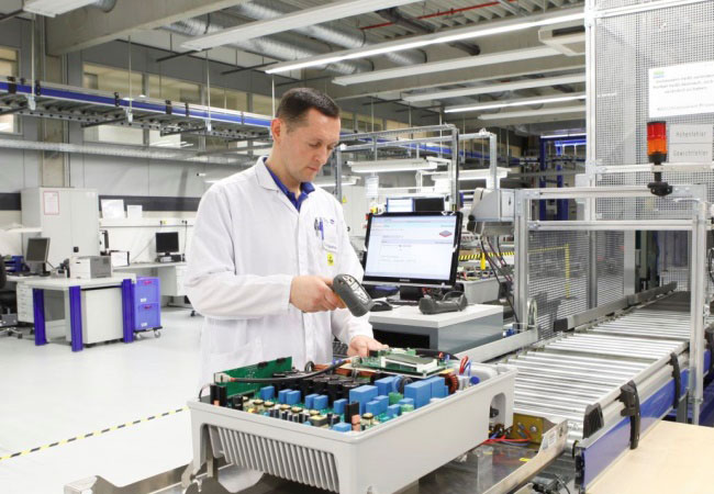 PB: Wechselrichterproduktion bei KACO new energy in Neckarsulm. Foto: KACO new energy