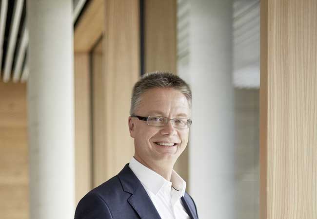 PB: Dr. Kai Schiefelbein, Geschäftsführer des Heiz- und Wärmetechnikunternehmens Stiebel Eltron. / "Der erneuerbar erzeugte Strom, der notwendig ist, um grünen Wasserstoff zu produzieren, kann von einer Wärmepumpe deutlich effizienter genutzt werden. Es braucht etwa fünf Mal so viel Strom, um den Wasserstoff erst zu produzieren und dann wieder in Wärme umzuwandeln, als wenn man die gleiche Menge Wärme mit einer elektrischen Wärmepumpe erzeugt."