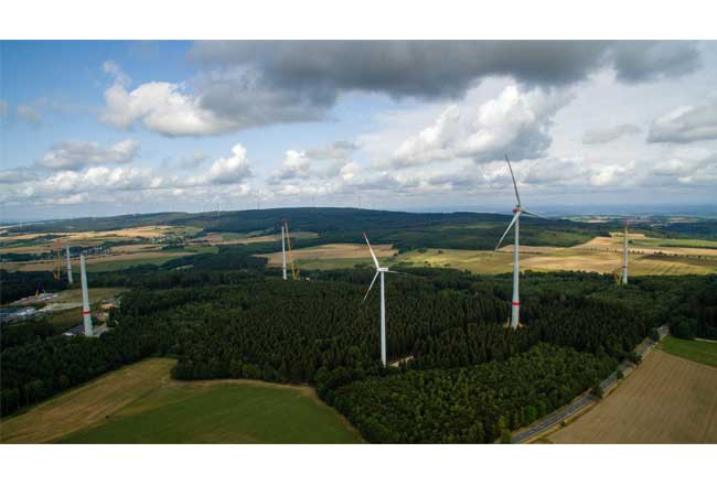 Pressefoto: BU: Bauphase im Repowering-Projekt Morbach: Parallele Errichtungstätigkeiten mit drei Großkränen, während ein Teil der Altanlagen noch die letzten Kilowattstunden einspeist. / © wiwi consult GmbH & Co. KG