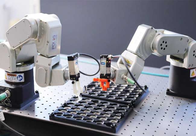 Bildunterschrift: Im Projekt BATTERY 2030+ sollen Roboter rund um die Uhr an neuen Batterien arbeiten und mit KI selbstständig neue Versuche planen und auswerten. (Foto: Daniel Messling, KIT)