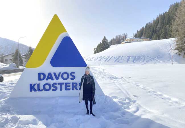 PB: Klima.Metrix in Davos_Gründerin Nadine Michalske vor Schriftzug im Schnee (c) Klima.Metrix