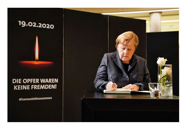 PB: ZENTRALE TRAUERFEIER Zum Gedenken der in Hanau Ermordeten / Kanzlerin Merkel trägt sich in das Kondolenzbuch ein. Am Tag nach der rechtsextremistisch motivierten Tat hatte sie sich deutlich gegen den Rassismus in der Gesellschaft ausgesprochen: "Rassismus ist ein Gift. Der Hass ist ein Gift. Wir stellen uns denen, die versuchen, in Deutschland zu spalten, mit aller Kraft und Entschlossenheit entgegen." / Foto: Bundesregierung/Kugler