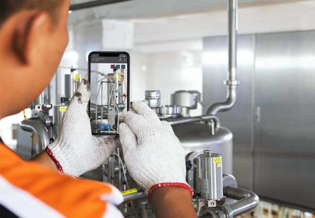 Per Augmented Reality können Experten unabhängig von ihrem Standort Arbeitern mit konkreten visuellen Anweisungen direkt an der Maschine helfen – als wären sie vor Ort.