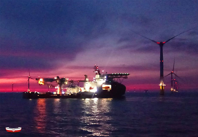 PB: SK 40 an der Unglücksstelle, voraus der Offshore-Versorger „Siem Barracuda“ / © DGzRS