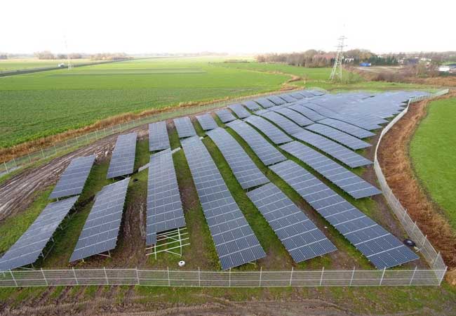 PB: An der Elbmündung zur Nordsee geht ein Solarpark in Betrieb, der sich mit Hilfe einer besonderen Unterkonstruktion gegen Orkanböen durchsetzt. / Bildrechte: WI Energy GmbH | Bildunterschrift: Solarpark Otterndorf kurz nach Fertigstellung