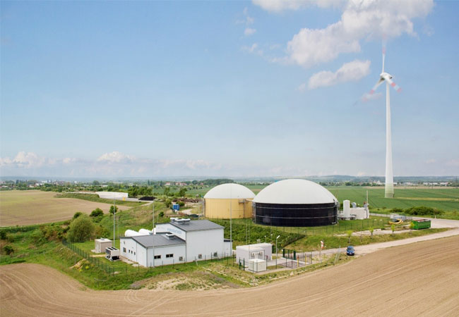 PB: Das Hybrid-Kraftwerk der ENERTRAG bei Prenzlau (großes Gebäude links) liefert aus Windstrom erzeugten Wasserstoff. / © ONTRAS Gastransport GmbH