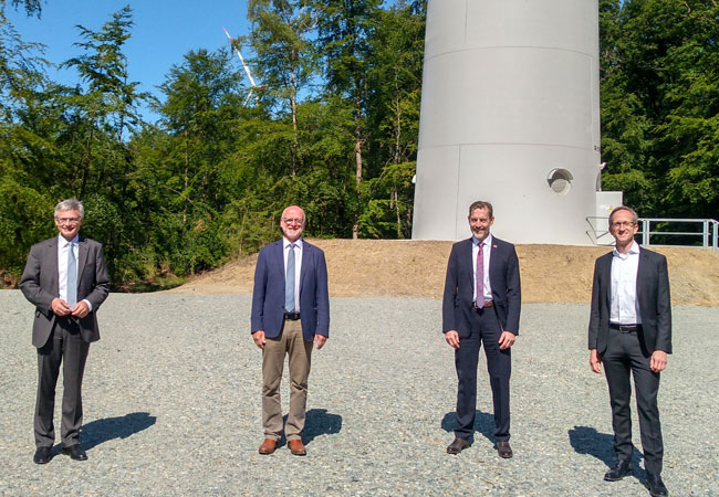 PB: Inbetriebnahme mit Abstand beim Windpark Siegfriedeiche in Grävenwiesbach (v.l.n.r.): MVV-Vorstandsvorsitzender Dr. Georg Müller, Grävenwiesbachs Bürgermeister Roland Seel, MVV-Technikvorstand Dr. Hansjörg Roll und Windwärts-Geschäftsführer Björn Wenzlaff.