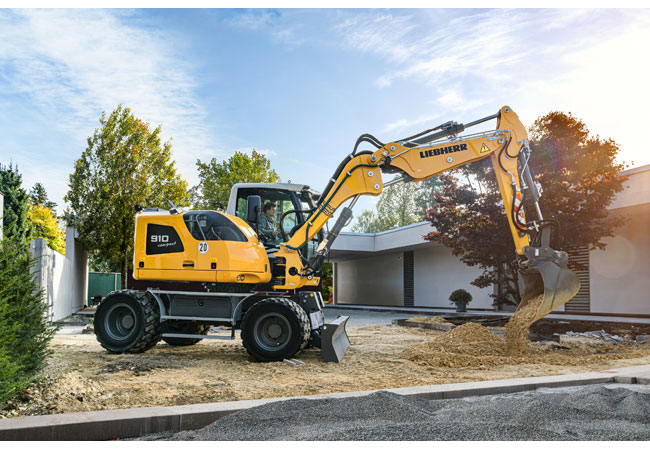 PB: Auch bei engsten Platzverhältnissen zeichnen sich die Liebherr-Compact-Mobilbagger dank ihres geringen Heckschwenkradiuses mit hoher Produktivität und Leistungsfähigkeit aus.