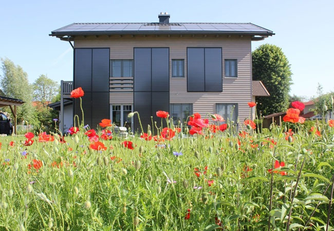 PB: Mit großen Solarthermie-Anlagen an der Fassade lassen sich auch im Winter hohe solare Deckungsgrade erreichen. Foto: Solarthermie-Jahrbuch / Ina Röpcke