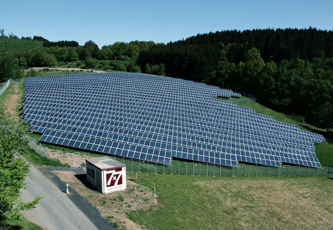 PB: Solarpark der 7x7energie GmbH in Dietzhölztal: die Anlage ging 2012 ans Netz und lag im Mai dieses Jahres 52% über den prognostizierten Erträgen. (Foto: 7x7energie)