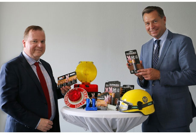 PB: V.l.n.r.: Duracell-Geschäftsführer Andrew Plastow übergibt Spende an PStS Stephan Mayer, MdB, Vorstandsvorsitzender der THW-Stiftung. / Quellenangabe: "obs/Duracell Germany GmbH" Bildrechte:Duracell Germany GmbHFotograf:Duracell Germany GmbH